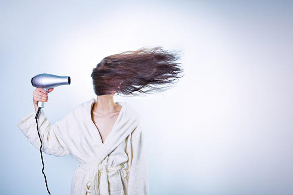 Jak si vybrat správný fén na vlasy? Super průvodce světem fénů